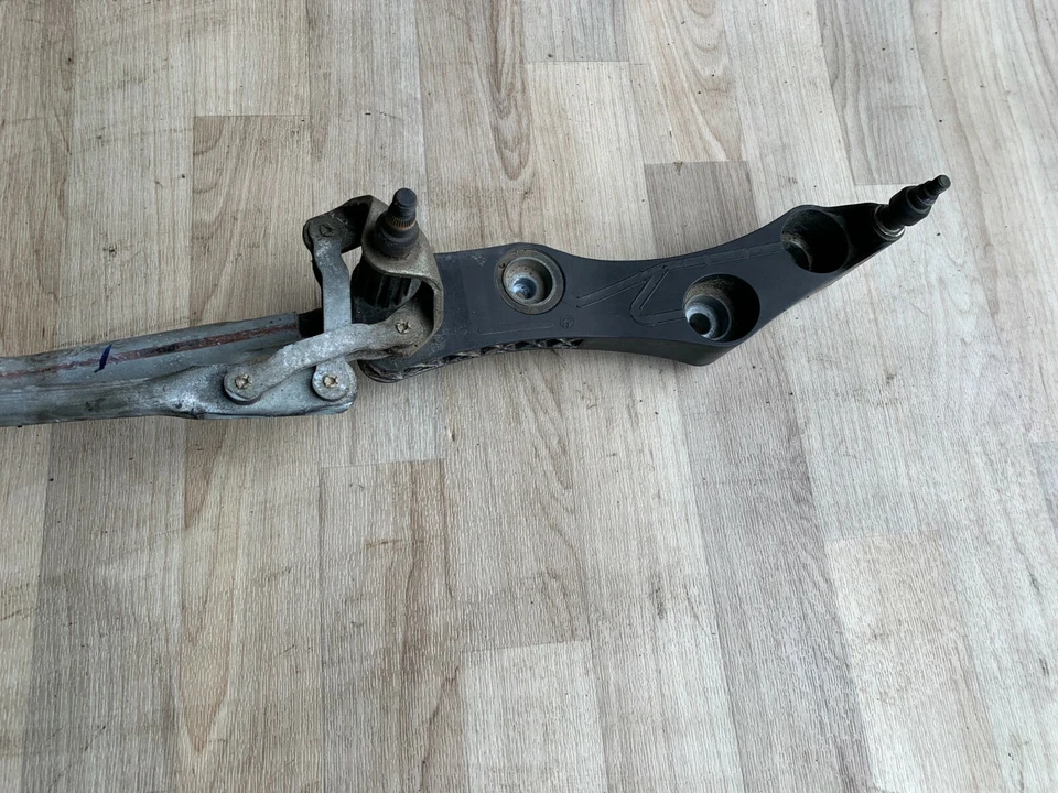 BMW M5 M6 E60 E63 OEM 06-10 FRONT WINDSHIELD WIPER TRANSMISSION MOTOR LINKAGE   - Image 2 of 4