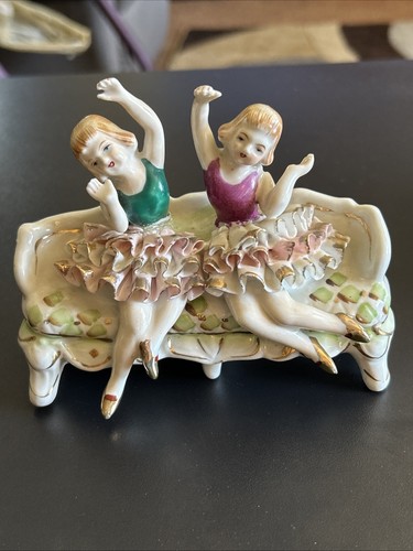 De colección: años 50, par de bailarinas en sofá, porcelana