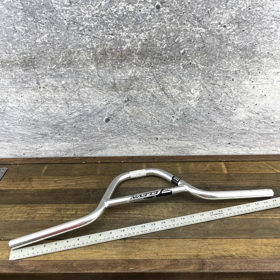 Manillar BMX Eleven Technologies aleación plateada 430 g Expert ligero Foto 3 de 4