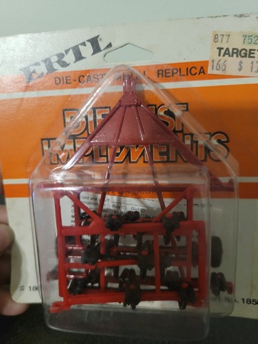 Vintage ERTL 1/64 Scale International Minimum Tillage Plow NIP #1400 - Picture 2 of 7