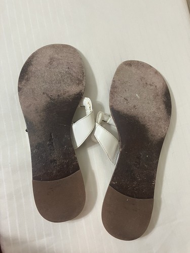 Cole Haan Buckle Thong Ivory Patent Leather Flat Sandals Sz 10 B - Picture 4 of 4