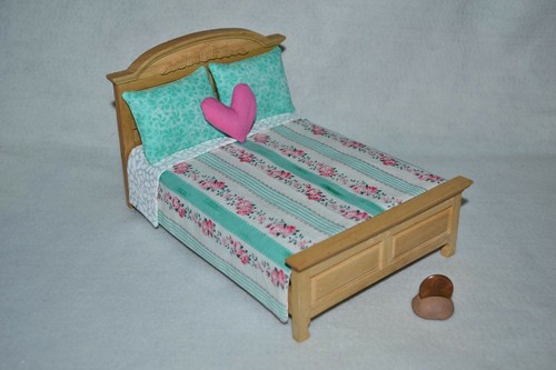 Miniatur Puppenhaus Tagesdecke/Bettdecke mit 3 Kissen Handarbeit 1:12 Blumenstreifen - Bild 1 von 5