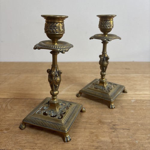 Par de candelabros de latón estilo antiguo - base cuadrada ornamentada - candelabros - Imagen 9 de 15