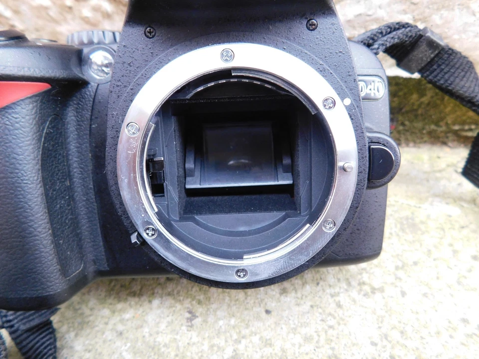 Nikon D40 Digital SLR Camera Body Nikon F-mount Body Only UNTESTED PARTS ONLY - Image 4 of 4