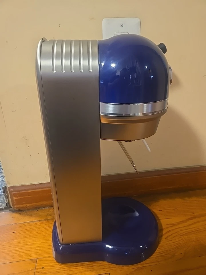 KitchenAid Azul Cobalto Soda Stream Máquina de Bebidas Espumosas Mango de Agarre Suave Foto 2 de 4
