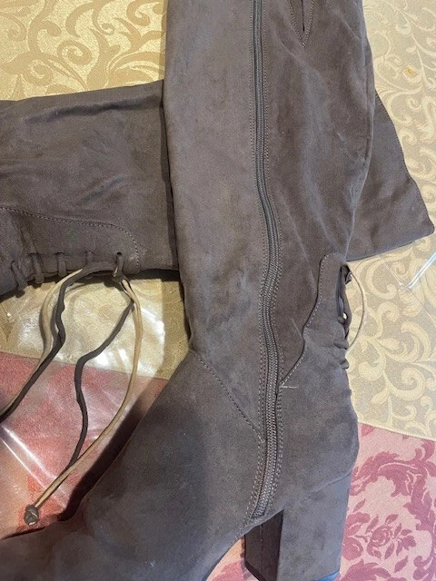 BAMBOO TAUPE 棕色绒面革女式及膝高 2 1/2 英寸高跟鞋 - 8 1/2 M — 第 2/4 张图片