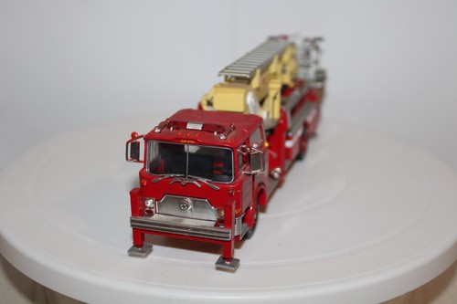 Corgi Classics 2000 #53801 Mack CF Tower Ladder "Allentown" PA LTD 4178 of 5000 - Picture 4 of 13