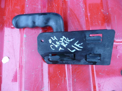 99-07 CHEVY TRUCK LEFT FRONT INSIDE DOOR HANDLE - Picture 2 of 2