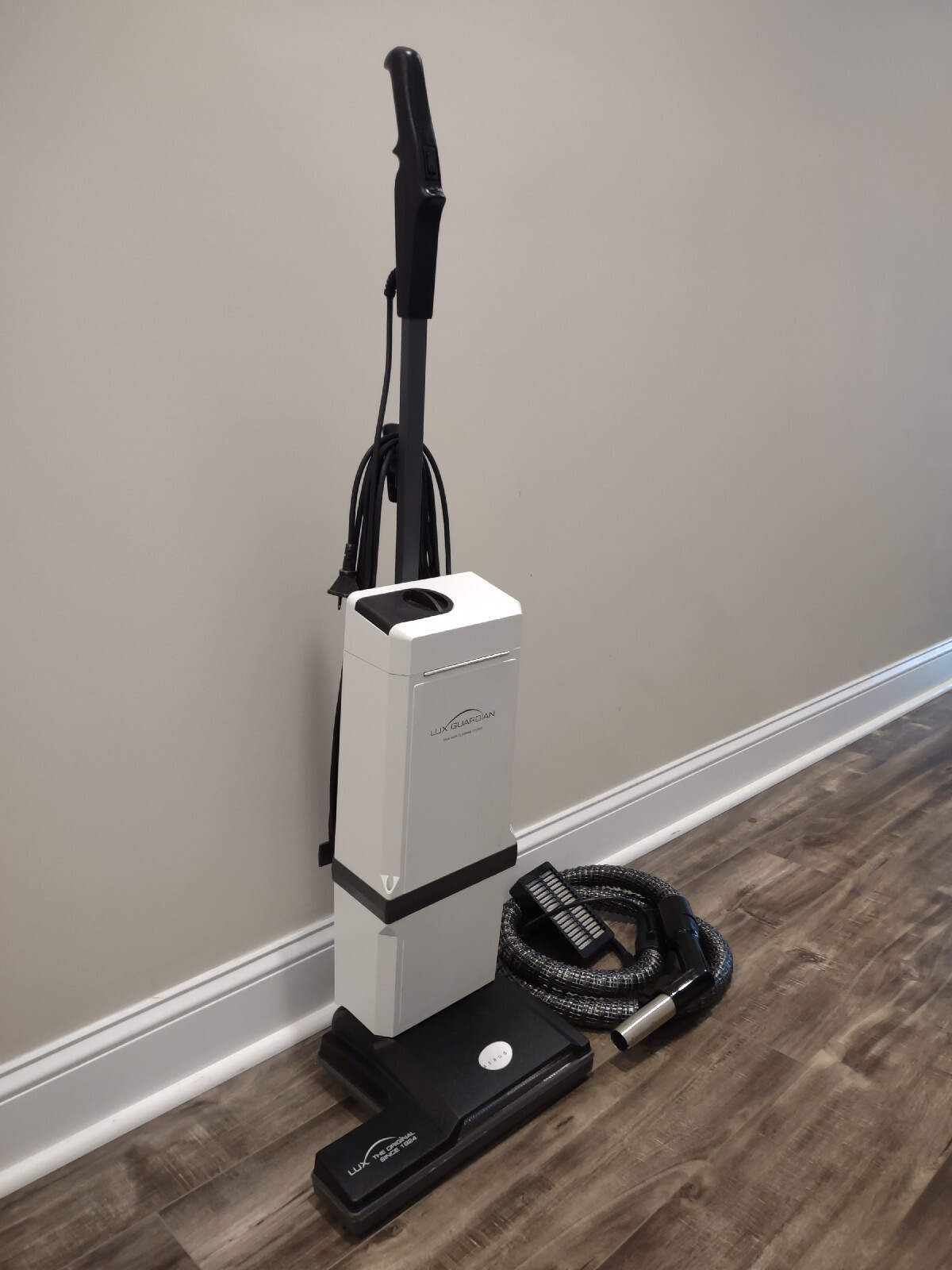 Aerus Electrolux “Lux Guardian” Upright Vacuum Excellent Condition eBay