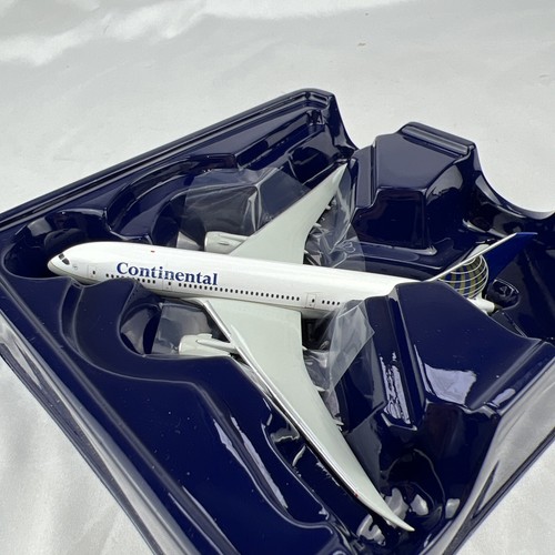 Gemini Jets 1:400 Continental Airlines B787-8 N787CO GJCOA664 - Picture 9 of 15