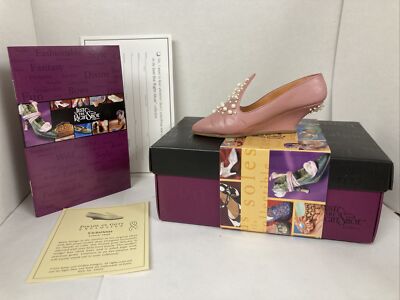 VICTORIOUS Just The Right Shoe by Raine Willitts 25056 1999 Circa 1999 Wedge