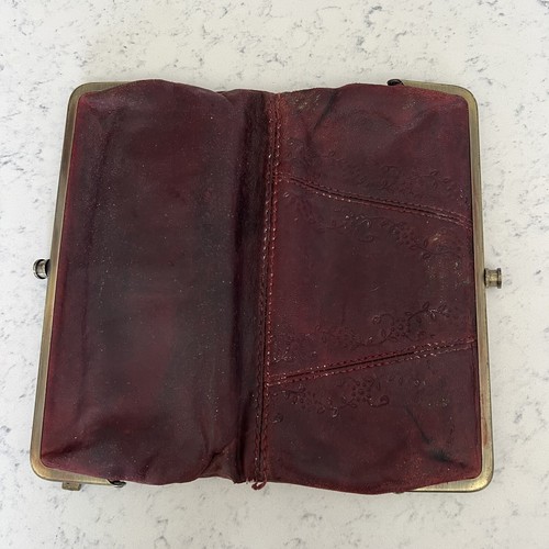 HOBO INTERNATIONAL Lauren dunkelrote Leder-Clutch mit Doppelfaltung und Doppelrahmen - Bild 5 von 8