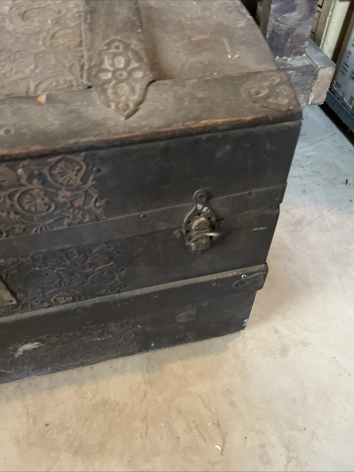 Vintage TRUNK ANTIQUE VICTORIAN HUMPBACK banded DOMED All Original 26x14 17 Tall - Image 3 of 4