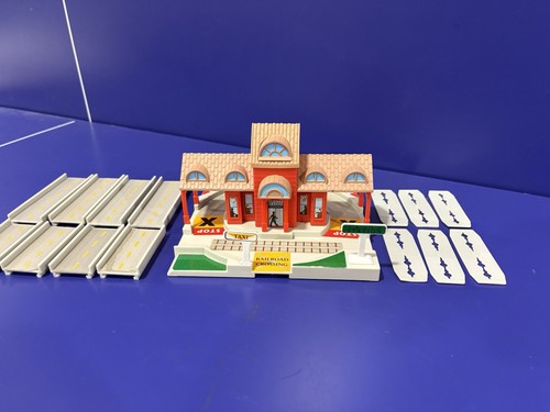 Micro Machines Railroad Central. Lewis Galoob Toys Inc, 1991 - Picture 2 of 13