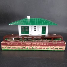 Plasticville O Scale Passenger Station Kit RS-8 Box Bachmann Missing Signs