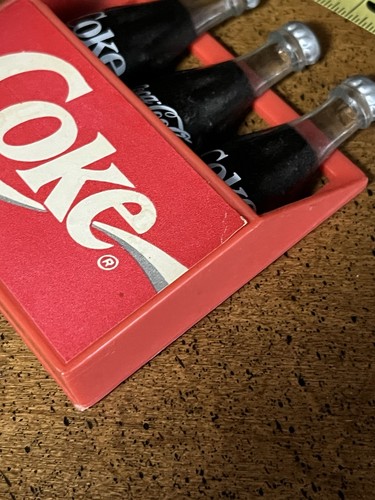 Vintage 1993 Coca-Cola 3er Pack Kunststoff Kühlschrankmagnete 3 Flaschen & Koffer - Bild 4 von 5