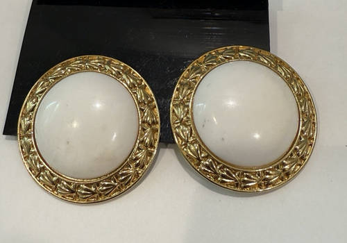 TRIFARI VINTAGE GOLD PLATED & THERMOSET STONE 1-1/2" CLIP EARRINGS - Picture 2 of 5