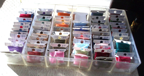 Embroidery Floss 60 Colors Cross Stitch Lot Box Vintage - Afbeelding 1 van 12