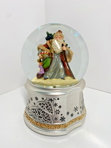 Winter Forest Santa Snow Globe Plateado y Dorado Juegos Te Deseamos una Feliz Navidad - Imagen 2 de 7