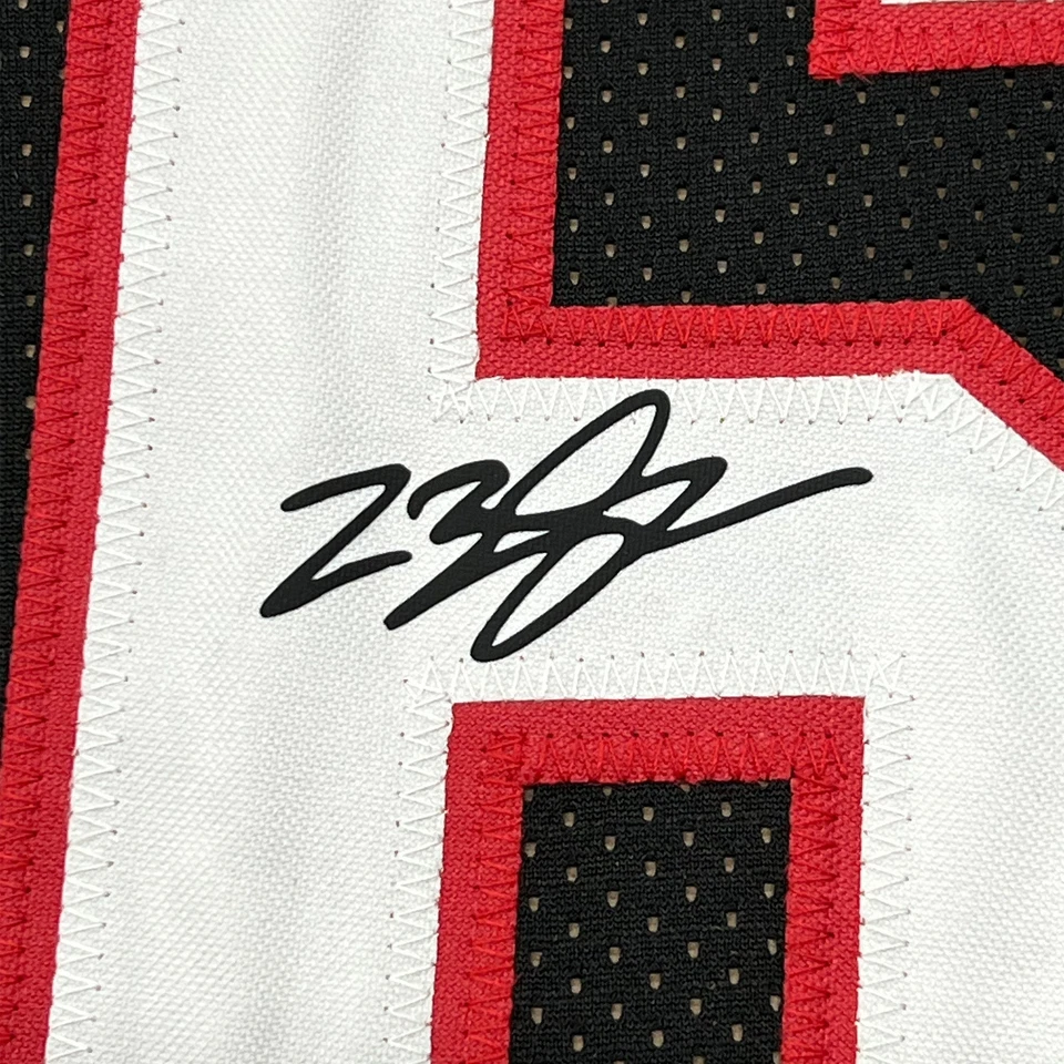 Camiseta deportiva LeBron James 33x42 negra reimpresión láser autografiada facsímil enmarcada Foto 2 de 2