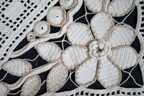 Vintage Crochet Bedspread Flowers Motifs Scalloped Edge 115" x 70" - Picture 9 of 10