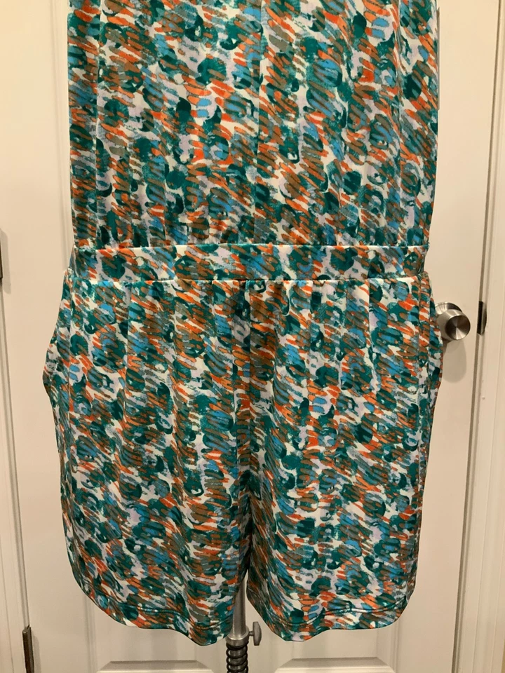 Romper sem mangas BCBG Max Azria multicolorido Sea-Sha-La-La, tamanho M, novo com etiquetas! US$ 138 - Imagem 3 de 4