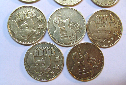 2013 CHUCK E CHEESE'S 1 x BRASS COIN TOKEN "CHUCK E ROCKS " RARE COLLECTABLE - Picture 3 of 7