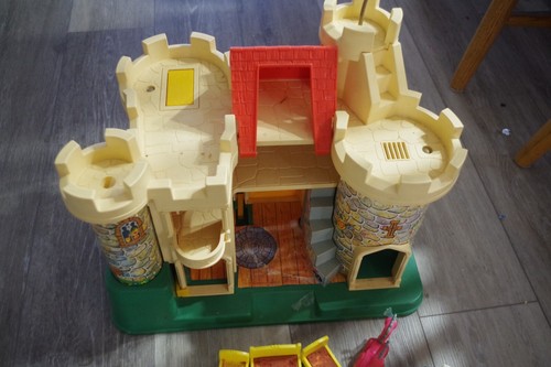 VINTAGE 1974 NEAR COMPLETE Fisher Price Little People Play Family Castle 993 - Picture 2 of 6