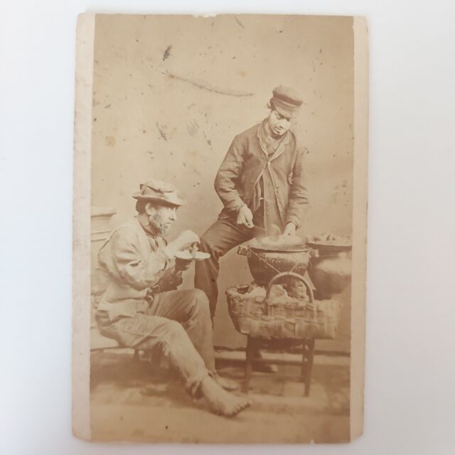FOTOGRAFIA-F.LLI DE LUCA-1870-ITALIA-NAPOLI-FRIGGITORE AMBULANTE E AVVENTORE FOTOGRAFIA-F.LLI DE LUCA-1870-ITALIA-NAPOLI-FRIGGITORE AMBULANTE E AVVENTORE