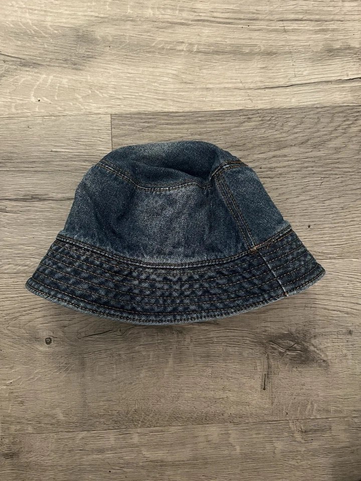 Sombrero de cubo de mezclilla Prada tamaño mediano - Sombrero de diseñador azul lavado con logotipo Foto 2 de 3