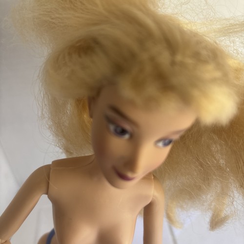 Muñeca desnuda princesa Disney muy articulada pelo malo usada puede oler a humedad - Imagen 2 de 17