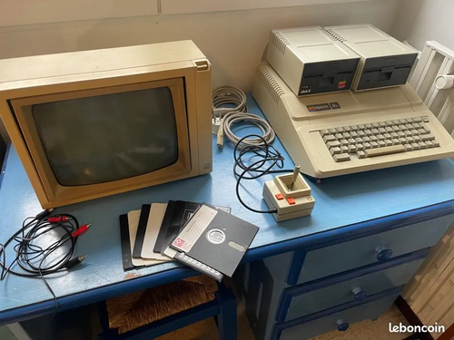 Apple IIe Original 1983 – Fully Functional Vintage Computer + Rare Joystick + Fl