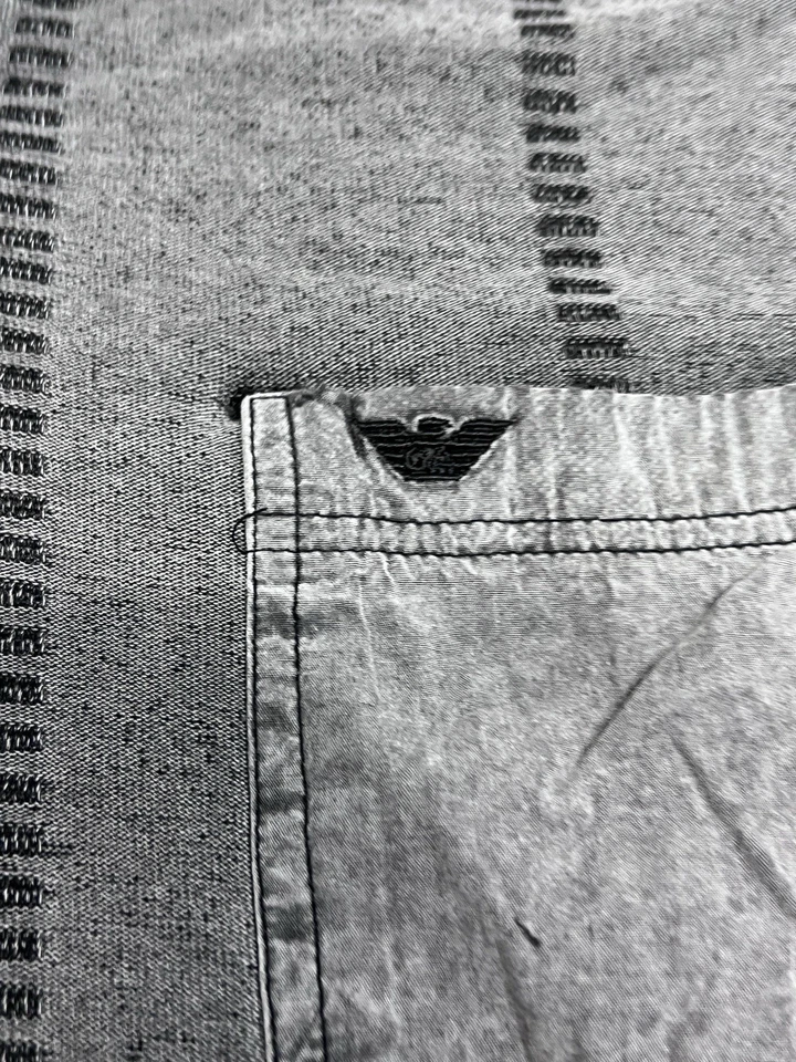 Camisa Polo Giorgio Armani Para Hombres Gris Claro Patrón Geométrico Retro Talla XL Foto 4 de 4