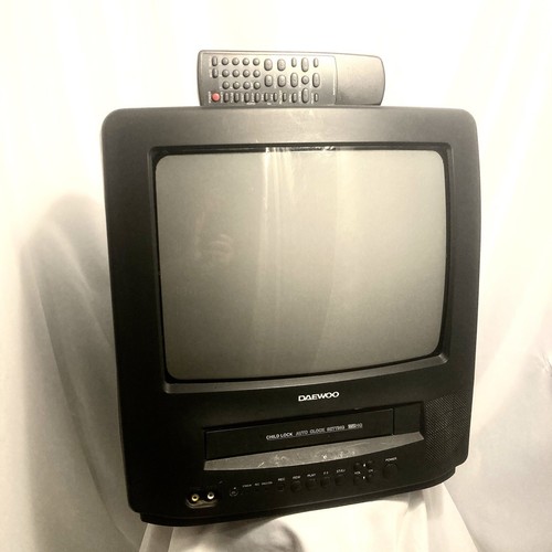 Daewoo TV VCR Combo Vintage 13” Color VHS Recorder Movies Remote DVN-14F6N 1999 - Picture 2 of 8