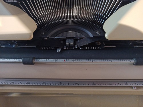 Schöne Alte Mechanische Olympia Schreibmaschine Splendid 33- mit Transportkoffer - Bild 5 von 7