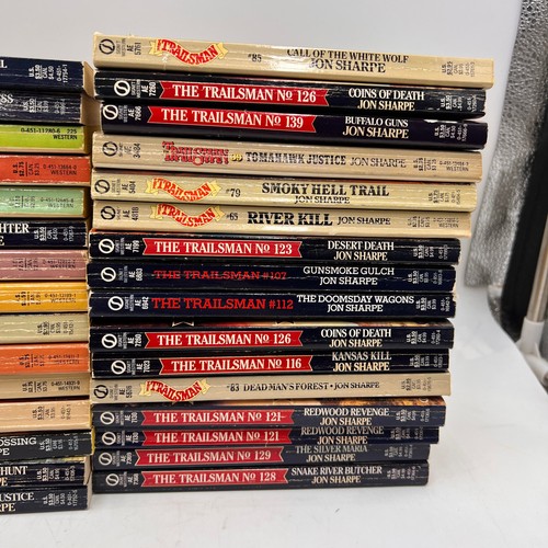 The Trailsman PB Book Lot Of 31  Jon Sharpe Vintage Westerns Signet Western - Bild 3 von 5