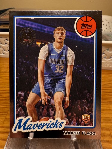 2025 Topps Cooper Flagg Foil Rookie 45th Anniversary SP Dallas Mavs #80BK-51 RY - Bild 1 von 2