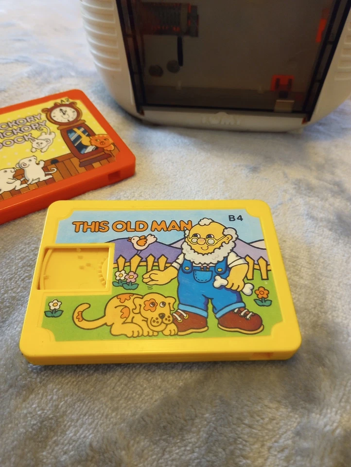 Reprodutor de cassete infantil TOMY toca 4 músicas, vem com 2 cassetes #brinquedo - Imagem 2 de 4