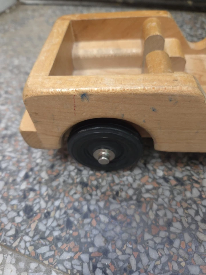 Jeep militar de juguete de madera convertible vintage  Foto 3 de 4