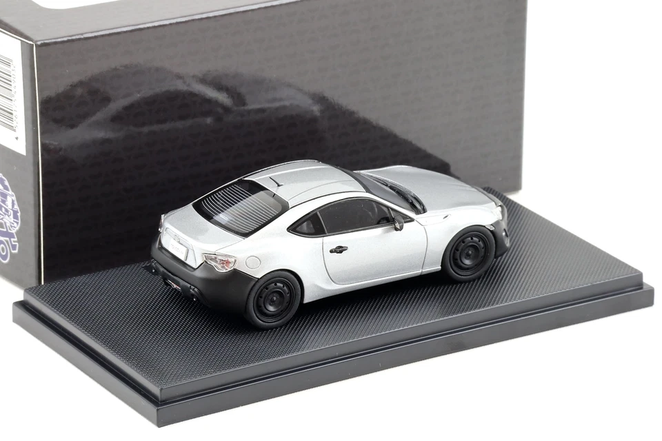 1:43 Ebbro Toyota 86 RC Coupè Sterling Argento Metallico/Nero - Immagine 2 di 3