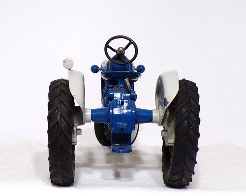 FORD 2000 TRACTOR 1/16th DIE CAST MODEL. RARE! REDUCED! - Picture 4 of 5