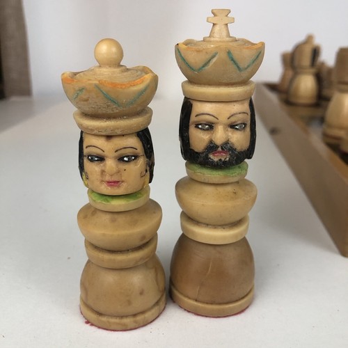 Set Scacchi Tagua Noce Tavola Legno Pieghevole Vintage Intagliata e Dipinta A Mano Ecuador - Foto 10 di 21