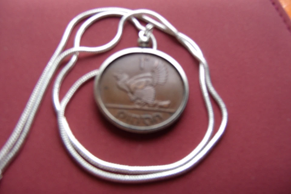 Colgante moneda de bronce marrón irlandés 1942 en una cadena redonda llena de oro blanco de 18 quilates y 24" Foto 2 de 3