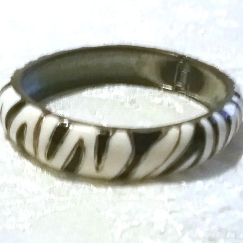 Brazalete vintage con bisagras negro blanco esmalte cebra - Imagen 4 de 5