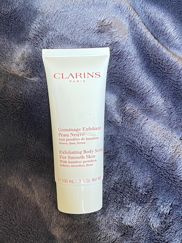 Clarins Paris Scrub Corpo Esfoliante per Pelle Liscia con Polveri di Bambù 3,5oz Nuovo - Foto 2 di 3