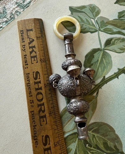 Antiguo anillo de dentición inglés de plata esterlina para bebé con campanas y silbato - Imagen 4 de 4