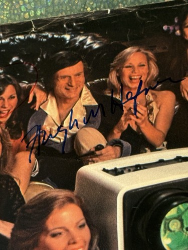 HUGH HEFNER & PATTI MCGUIRE (1976 Centerfold Bunny) rivista AUTOGRAFATA Pg OOAK - Foto 2 di 11