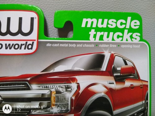 1/64 AUTO WORLD 2019 FORD F-150 LARIAT rosso rubino premium piloti reali interni marroni - Foto 9 di 14