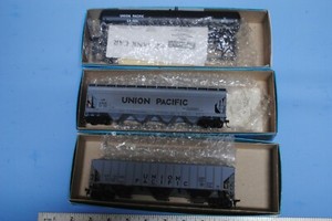 3-Athearn-HO-2-COVERED-HOPPERS-and-1-tank-car-kit-Union-Pacific-UP