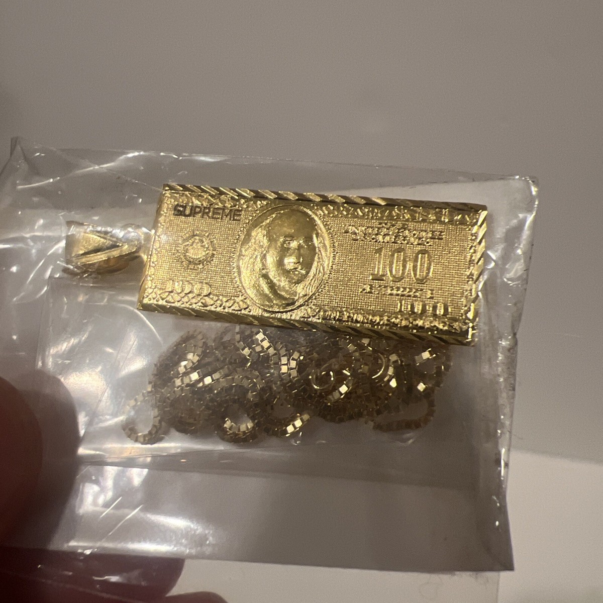 Supreme 100 Dollar Bill Gold Pendant Gold OS F/W 17 NEW in Supreme 100 Dollar Bill Gold Pendant Gold OS F/W 17 NEW in